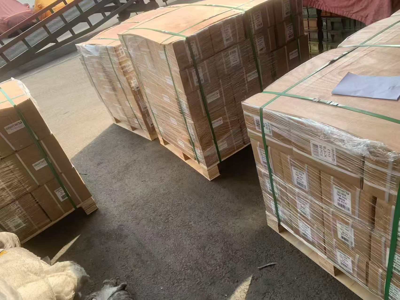 Загрузка товаров каждый день на заводе высококачественных петель